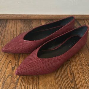 M Gemi Serafina Burgundy Snakeskin Flats 39 New